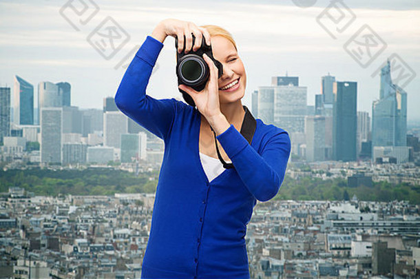 微笑女人采取图片数字相机