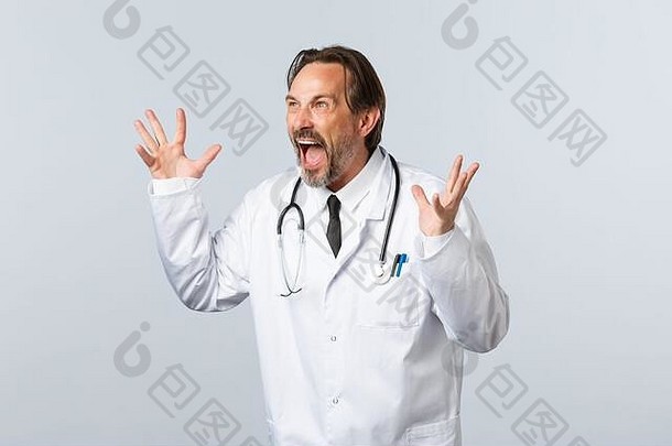 科维德冠状病毒爆发医疗保健工人流感大流行概念疯了疯狂的医生白色外套手势面对员工诊所