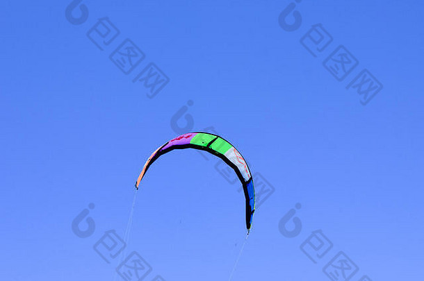 滑翔伞蓝色的天空