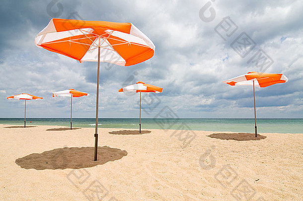 海滩雨伞沙子海滩概念休息放松假期水疗中心度假胜地