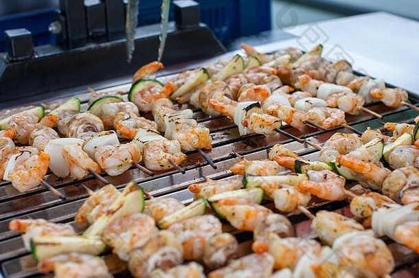 户外野餐场景海鲜烧烤美味的虾倾斜虾吐出烧烤