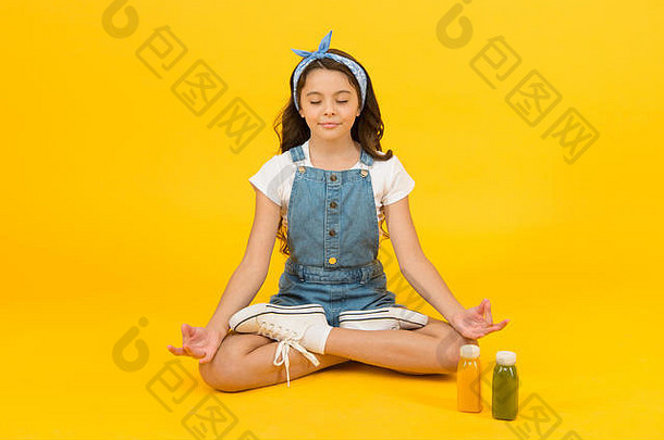 素食者奶昔喝<strong>瑜伽培训</strong>孩子女孩坐冥想冥想实践好共鸣和平冥想学习冥想技术保持积极的乐观健康的生活