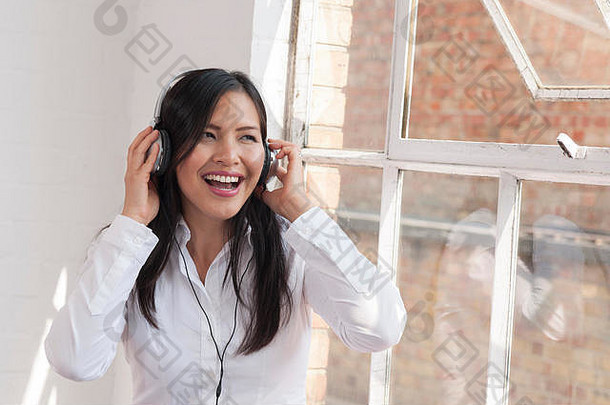 亚洲女人听音乐一对耳机