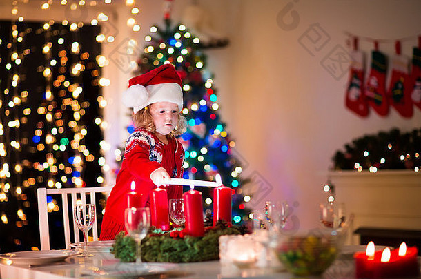 圣诞节晚餐首页孩子照明蜡烛出现花环圣诞节夏娃装饰生活房间壁炉树