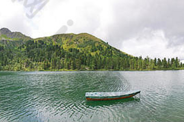 <strong>划船</strong>船美丽的隐蔽的山湖绿松石水<strong>晶</strong>清晰的水包围森林<strong>风景</strong>如画的景观全景奥地利