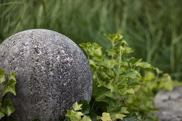 灰色石头球软绿色背景花园