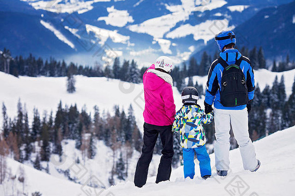 年轻的快乐家庭孩子滑雪山冬季