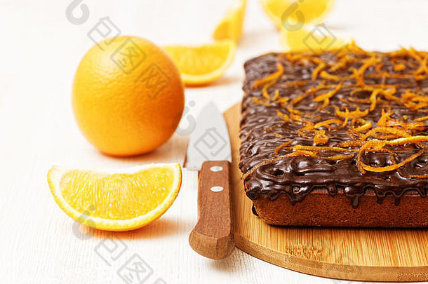 巧克力橙色蛋糕橙色皮橙色刀白色木背景浅焦点