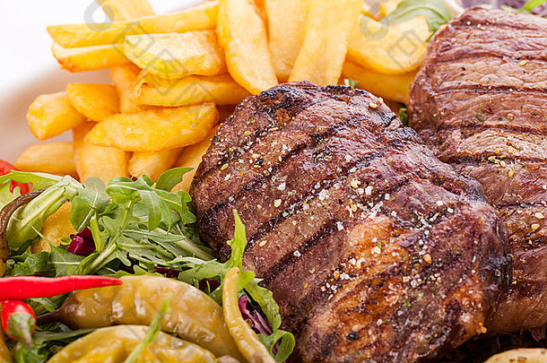 有益健康的盘混合肉包括烤牛排脆皮碎鸡牛肉床上新鲜的多叶的绿色混合