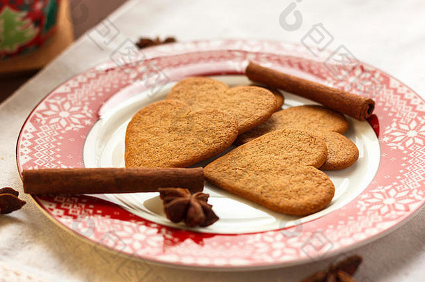 姜饼心形的饼干肉桂棒茴香星星红色的板