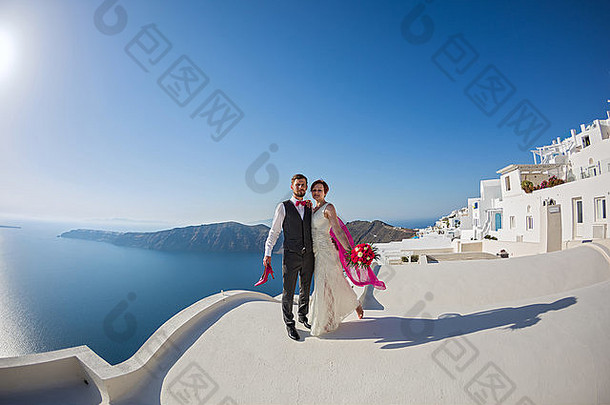 年轻的夫妇夫妇屋顶建筑圣托里尼岛希腊