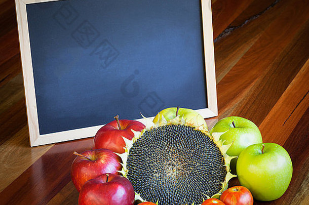 红色的美味的奶奶史密斯苹果老虎西红柿成熟的向日葵完整的种子小空白黑板上健康的