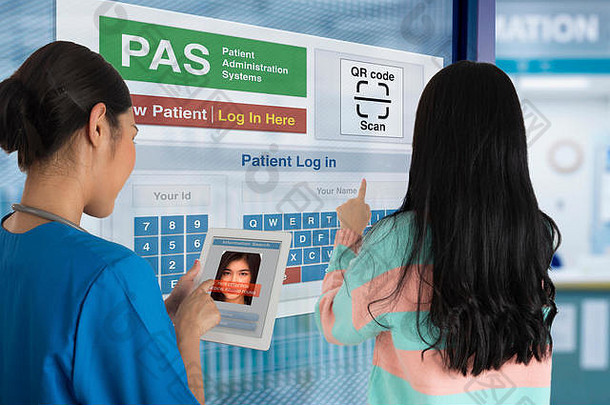 女病人登记系统检查医生找到医疗记录数字平板电脑
