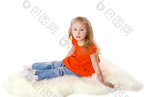 有趣的年女孩坐着地板上孤立的白色