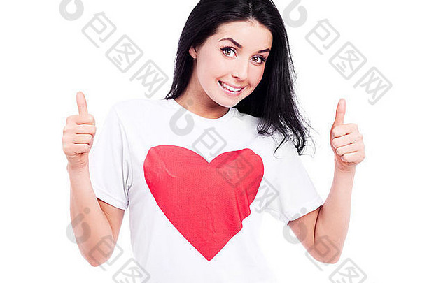快乐年轻的女人穿衬衫大红色的心拇指孤立的白色背景