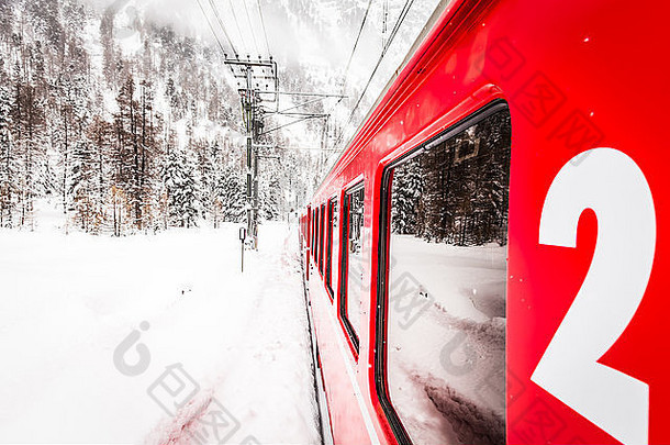 红色的火车中间沙漠雪