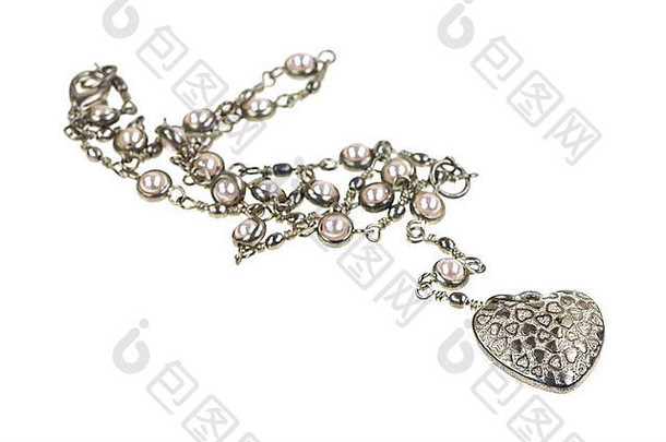 心形状的期间银链假的珍珠白色背景
