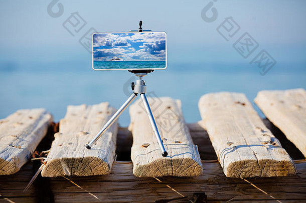 智能手机三脚架使照片视频海景观