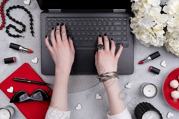 美丽的培养女人的手打字键盘首页办公室表格