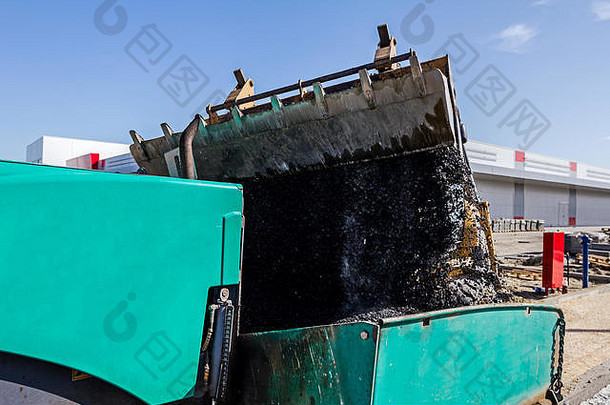 挖掘机解除逆运输沥青自动倾卸车卡车倾析停机坪上路铺设机常量