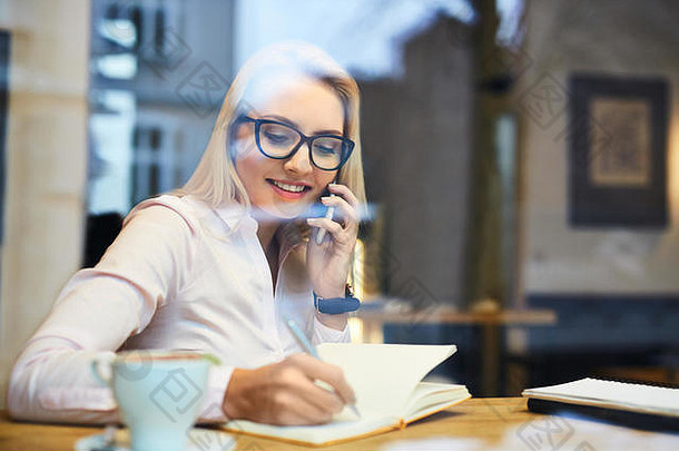 快乐业务女人会说话的电话咖啡馆咖啡打破