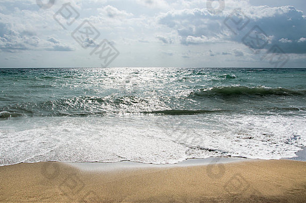 海景空海滩显示地平线沙子海波蓝色的天空毛茸茸的云理想的背景封面