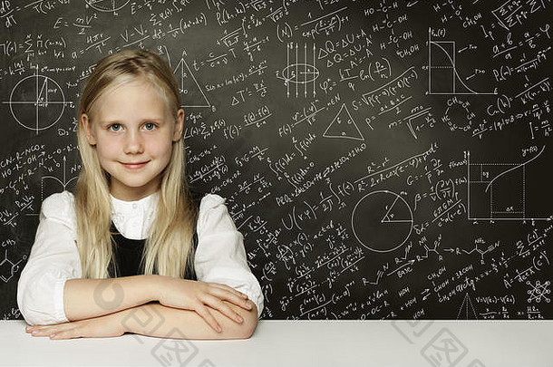可爱的聪明的孩子学生女孩黑板上背景科学公式学习科学概念