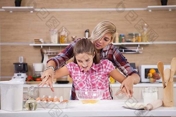 妈妈。女儿烹饪首页有趣的孩子学习烹饪