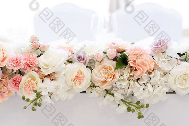 美丽的花束细长的婚礼表格使玫瑰阴影