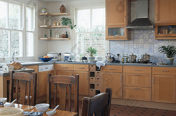 爱德华七世时代椅子简单的表格传统的厨房苍白的木单位采石场平铺的地板上