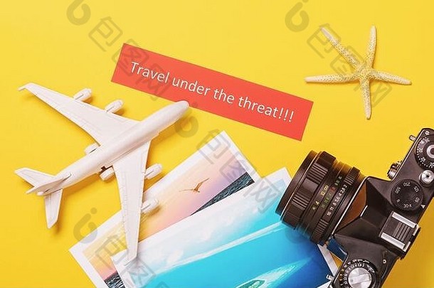 飞机相机照片黄色的背景概念危险旅游目的地由于冠状病毒新冠病毒