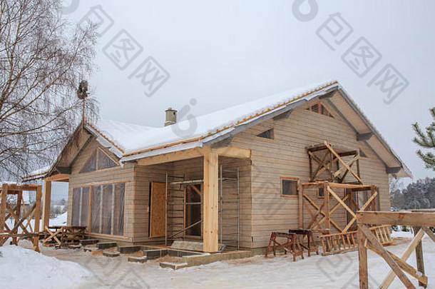 建设框架木房子背景松森林冬天期