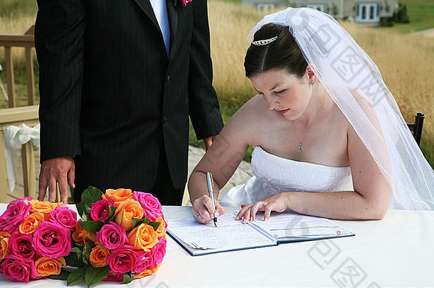 新娘新郎签署婚姻证书