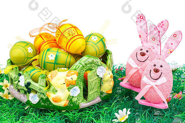 复活节装饰色彩斑斓的鸡蛋篮子小兔子人工草