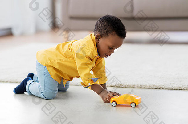 非洲美国婴儿男孩玩玩具车
