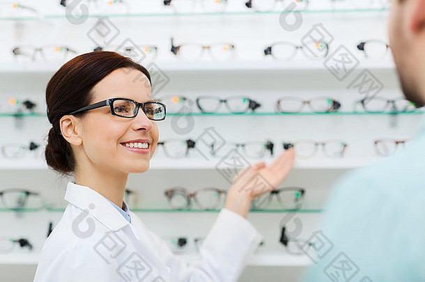 眼镜商显示眼镜男人。光学商店