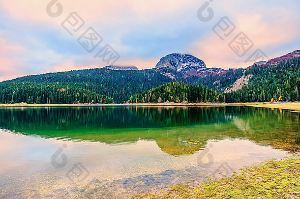 全景黑色的湖crno湖Durmitor黑山共和国