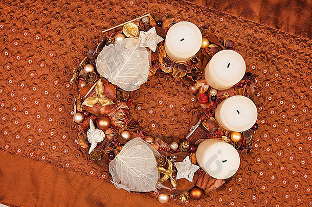 传统的手工制作的棕色（的）圣诞节花环豪华的桌布传统的圣诞节概念