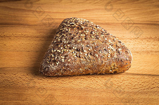 三角形的用全麦面粉做的面包亚麻种子燕麦芝麻木表格