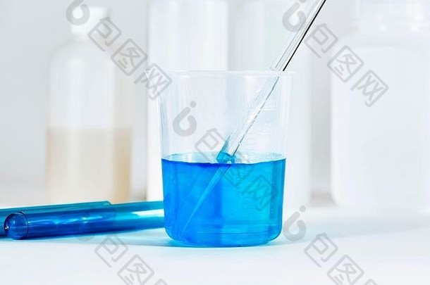 蓝色的液体玻璃搅拌烧杯测试管浅深度场