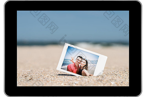 即时照片年轻的夫妇海滩现代黑色的平板电脑