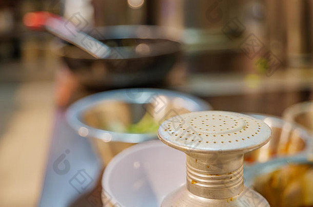 关闭宏视图前金属白色泰国胡椒瓶磨床模糊背景厨房餐厅