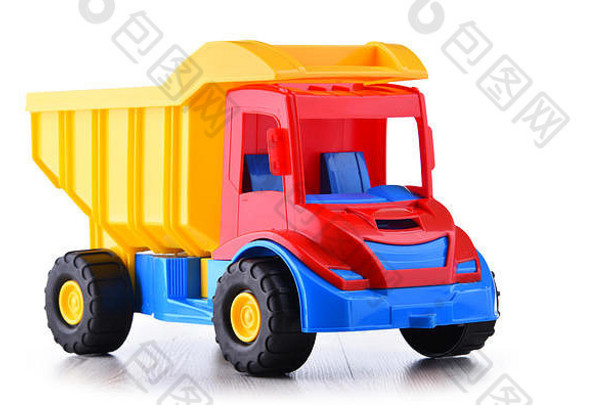 色彩斑斓的塑料卡车玩具孤立的白色