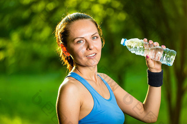 年轻的女人喝水健身锻炼