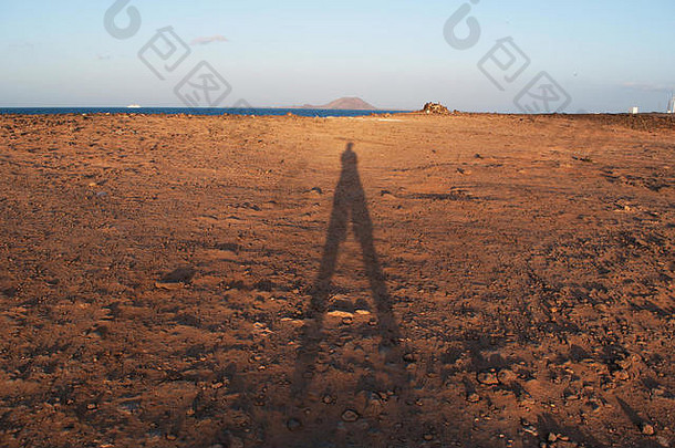Fuerteventura影子女孩日落污垢路马贾尼乔Corralejo视图地平线岛狼
