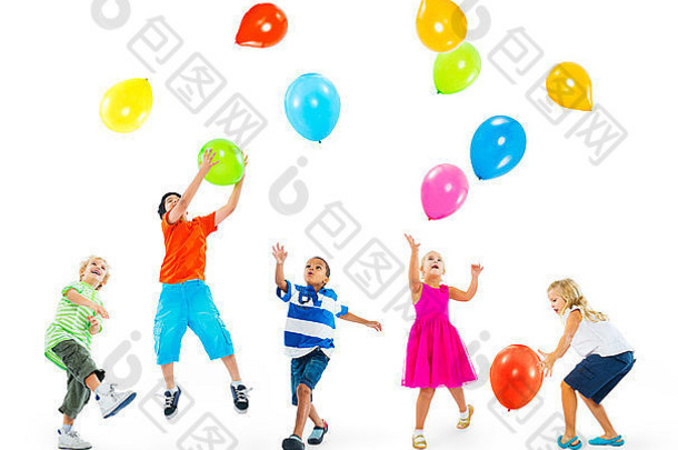 快乐多民族孩子们玩气球