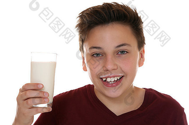 健康的吃孩子喝牛奶胡子孤立的白色背景