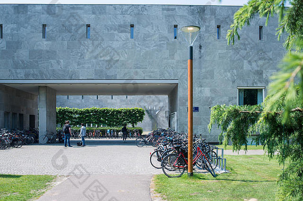 图片理由蒂尔堡大学荷兰显示人走骑自行车大学校园