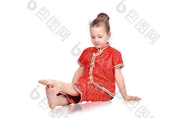 欧洲女孩传统的中国人衣服坐着地板上