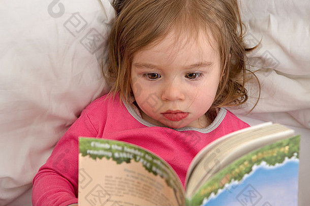 可爱的蹒跚学步的阅读故事睡眠阅读习惯开始早期年龄